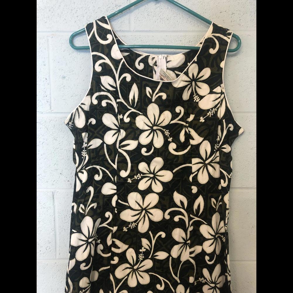 🌺 Modern does 1960s in this Hawaiian style dress! 🌺